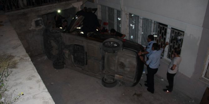 Otomobil Apartman Boşluğuna Uçtu