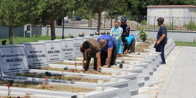 Gönüllü Gençler Şehitliği Çiçeklerle Donattı