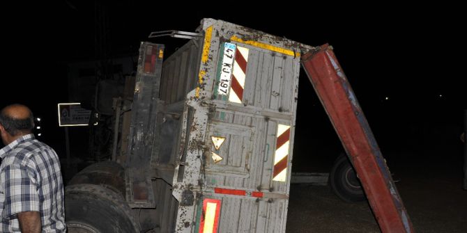 Freni Boşalan Buğday Yüklü Tır Önündeki Araca Çarptı: 2 Yaralı