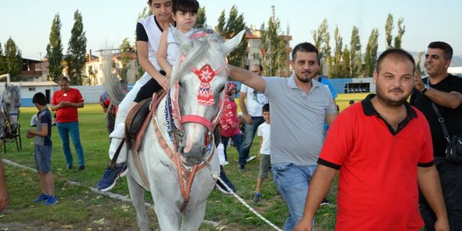 Lösemi Hastası Pelin İçin Ata Bindiler
