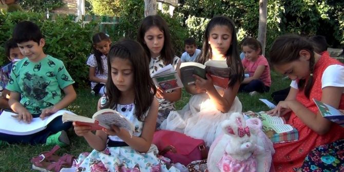 Kitap Okumak İçin Her Gün Parkta Buluşuyorlar
