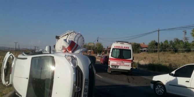 Ambulans İle Minibüs Çarpıştı: 10 Yaralı