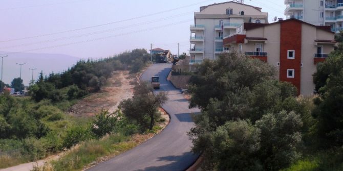 İzmit Belediyesi’nin Asfaltlama Çalışmaları Sürüyor