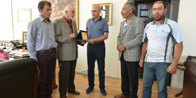 Köylüler Teşekkür İçin, Başkan Korkut’a Plaket Verdiler