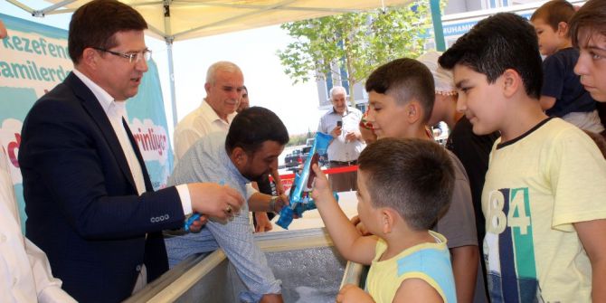 Camiye Giden Çocuklara Dondurma