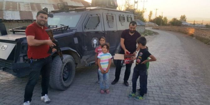 Bulanık Polisi Çocuklara Çikolata Dağıttı
