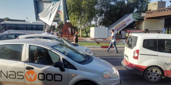 Otomobil Refüje Çarptı: 1 Ölü, 2 Yaralı