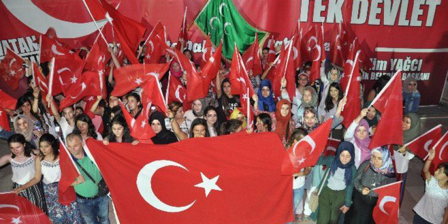 Demokrasi Nöbetine İl Dışından Gelen Gençlerden Destek