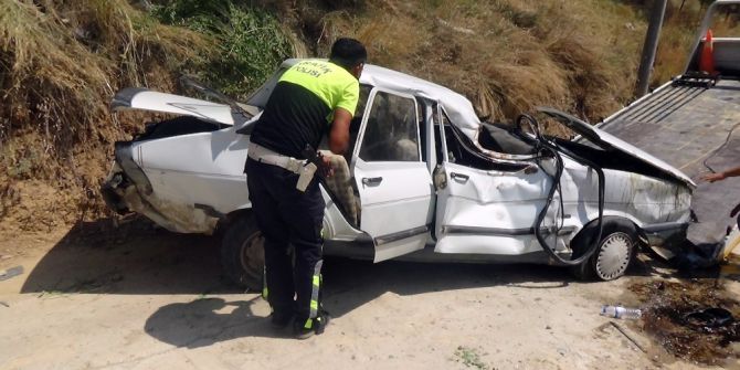 Virajı Alamayan Otomobil Önce Yayaya Çarptı, Sonra Uçuruma Yuvarlandı