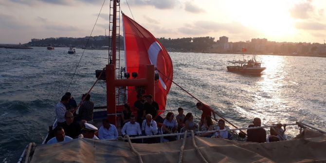 Denizde Teknelerle 15 Temmuz Şehitleri İçin Saygı Geçişi