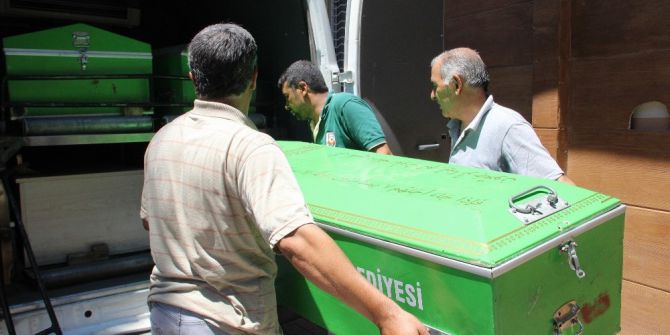 17 Yaşındaki Gencin Boğazını Kesip Tarlaya Attılar