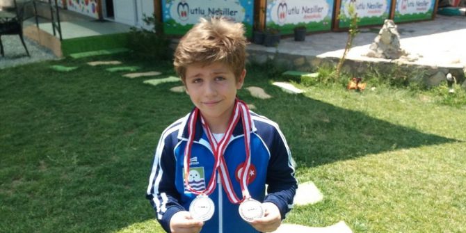 Foçalı Minik Karatecinin Çifte Madalya Sevinci