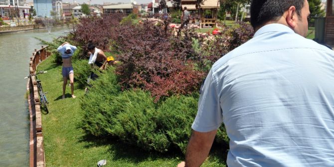 Su Kanalında Serinleyen Çocukları Polis Çıkardı