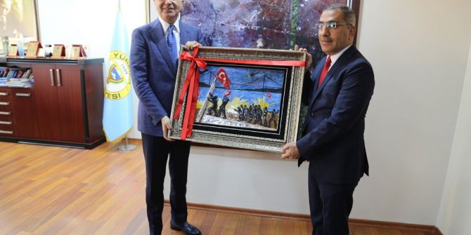 Başkan Çelikcan, Ab Bakanı Ömer Çelik’e 15 Temmuz Şehitler Anıtı Tablosu Hediye Etti