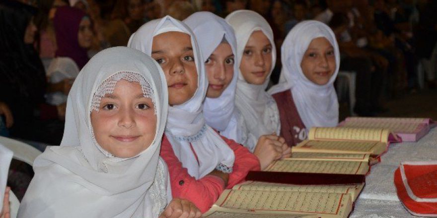 Kur’an Kursunu Bitiren Miniklerin Mezuniyet Coşkusu