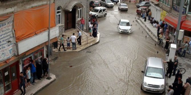 Çorum’da Aniden Bastıran Yağış Hayatı Olumsuz Etkiledi