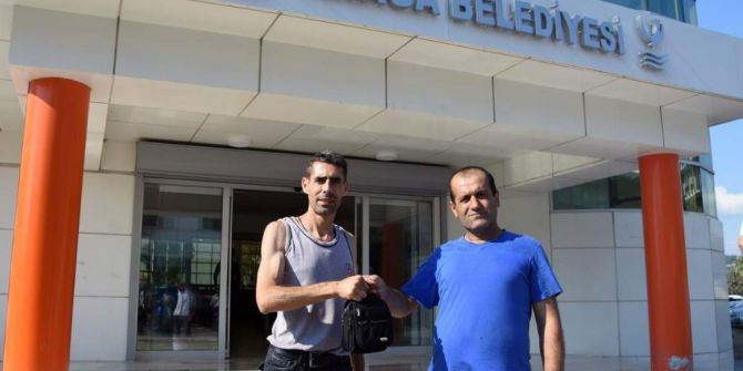 Temizlik İşçisi Para Dolu Çantayı Sahibine Ulaştırdı