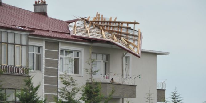 Rüzgar Çatı Uçurdu, Baca Yıktı