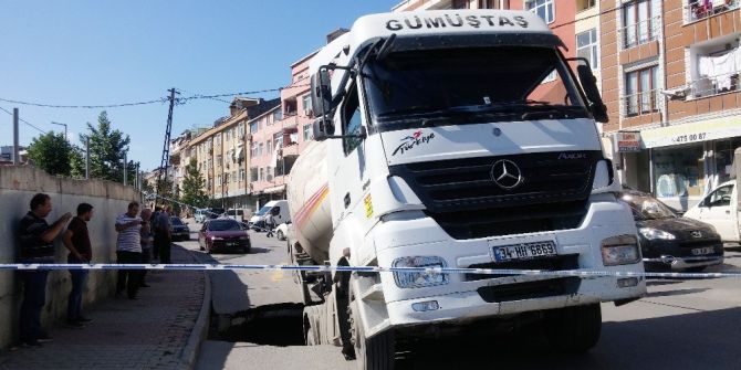 Yağmurun Yumuşattığı Yol, Tırı Yuttu