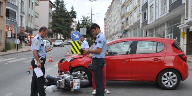 Otomobil Motosikletle Çarpıştı: 1 Yaralı