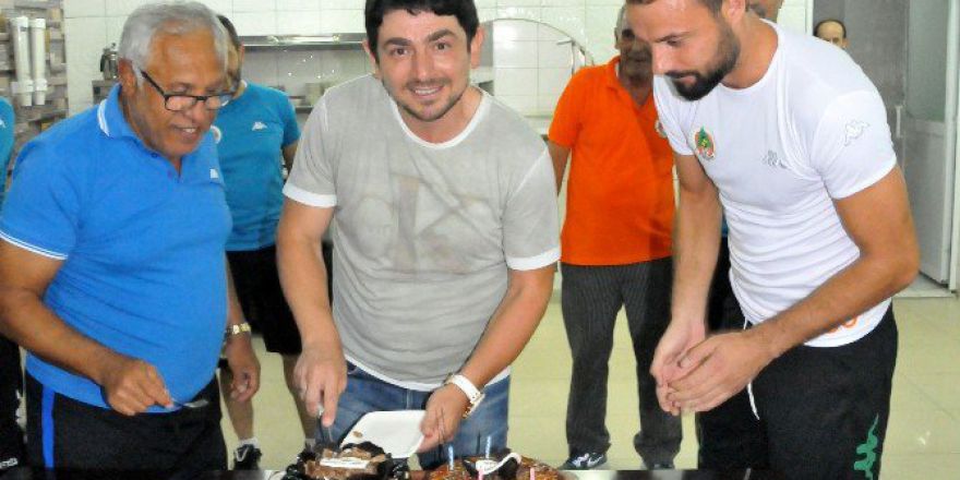 Alanyaspor’da Sportif Direktör Taner Savut’a Doğum Günü Sürprizi
