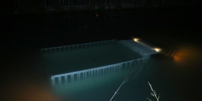 Mahalle Sakinleri Film İzler Gibi Sulama Kanalına Düşen Aracı İzledi