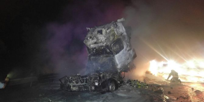 Tırların Çarpışması Sonucu Sıkışan İki Kişi Yanarak Can Verdi