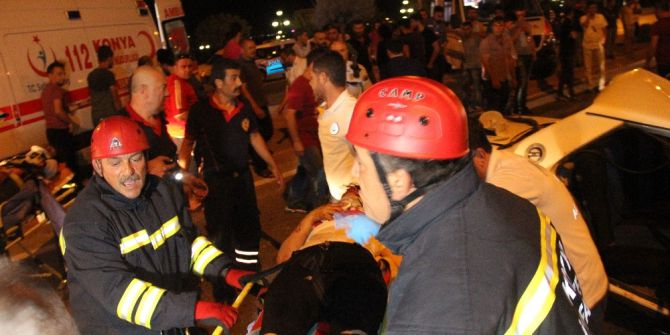 Karşı Şeride Geçen Otomobil Hafif Ticari Araçla Çarpıştı: 1 Ölü 7 Yaralı