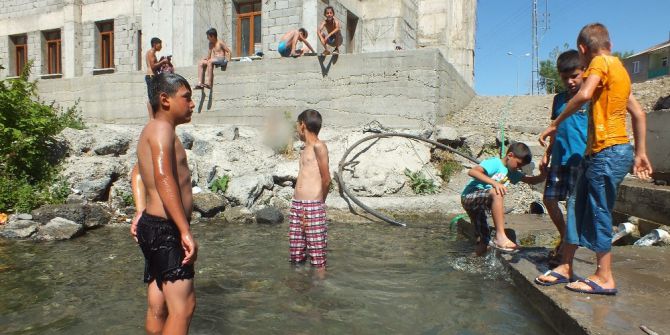 Malazgirtli Çocuklar, Süphan Dağı’ndan Gelen Suyla Serinliyor