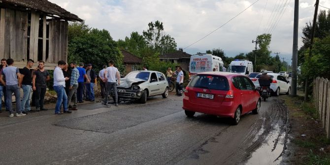 İki Otomobil Çarpıştı; 2 Yaralı