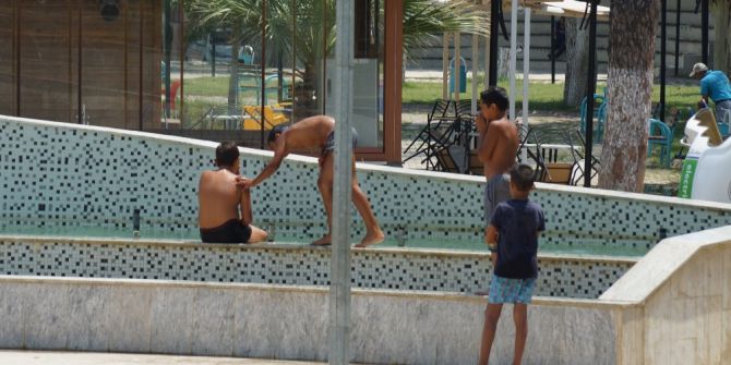 Aydın’da Çocuklar Süs Havuzunda Serinliyor