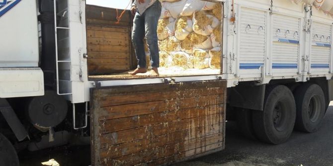 Saman Yüklü Kamyon Alev Aldı