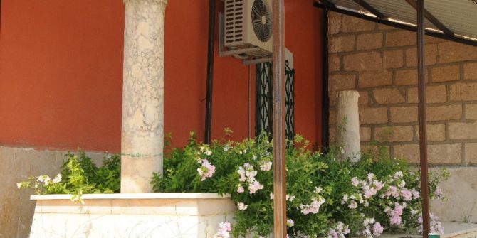 Cami Bahçesindeki Esrarengiz Mezar Merak Konusu Oldu