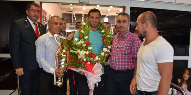 Başpehlivan Gibi Karşılandı