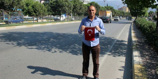 Yolun Ortasındaki Türk Bayrağını Görünce Trafiğe Aldırmadı