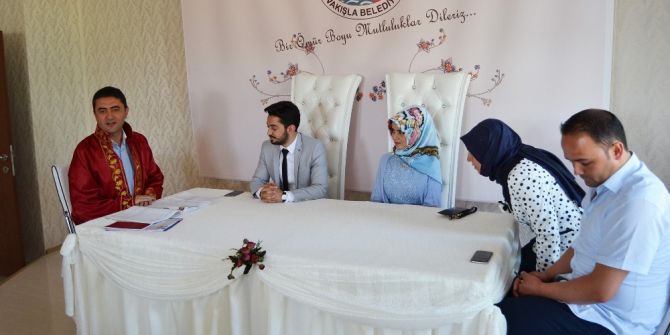 Kayyum İlk Kez Nikah Kıydı