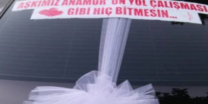 Gelin Arabasına, "Aşkımız Anamur’un Yol Çalışması Gibi Hiç Bitmesin" Yazdırdı