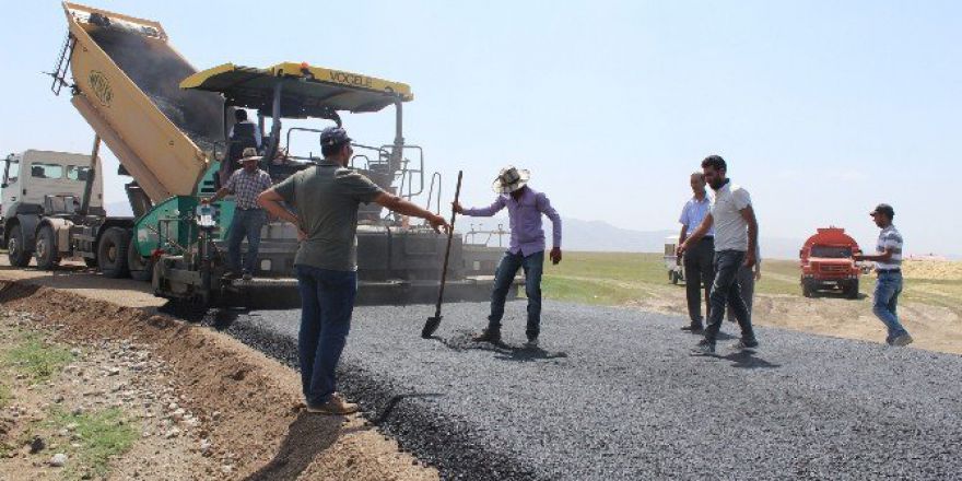 Ağrı’da Köy Yollarını Asfaltlama Çalışması
