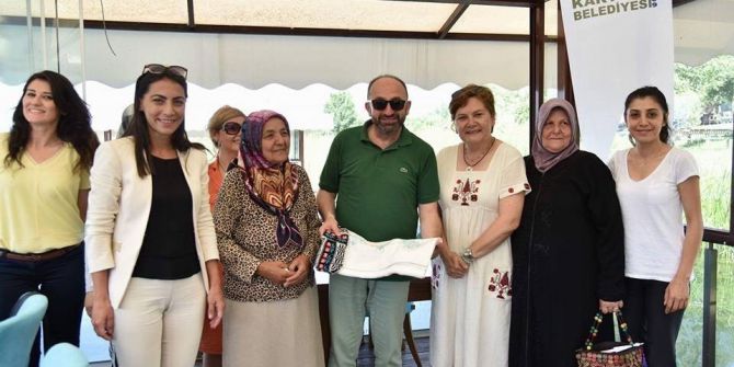 Kadınlar Kulubü’nden Başkan Üzülmez’e Hediye