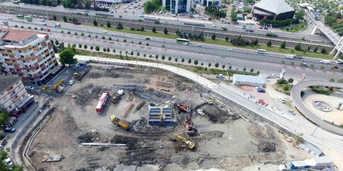 Kent Meydanı Ve Katlı Otopark İçin İstinat Duvarı Yapılıyor