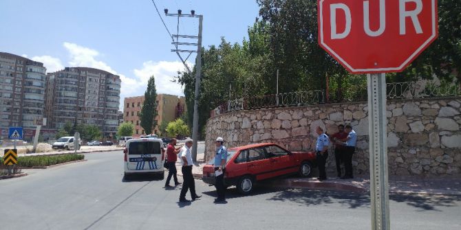 Otomobil Duvara Çarptı, Sürücü Ağır Yaralandı