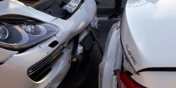 Ünlü İş Adamı Lüks Aracıyla Kaza Yaptı