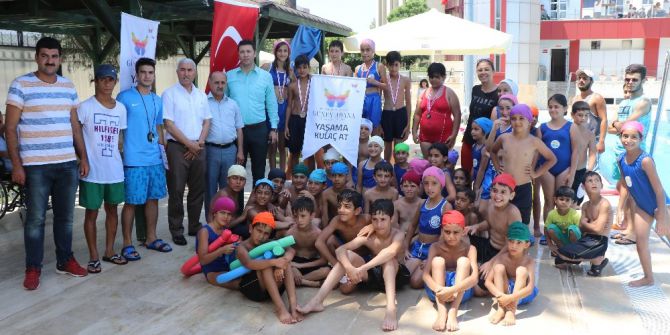 Çocuklar ‘Yaşama Kulaç At’ Etkinliğiyle Yüzmeyi Öğrenip Yarıştı
