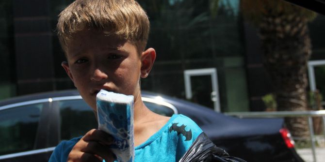 Akranları Tatilde Onlar Mendil Satışında