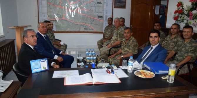 Vali Toraman 7 Askerin Şehit Düştüğü Şehitlik Anıtını Ziyaret Etti