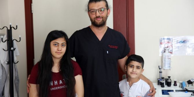 İki Kardeş Aynı Anda Burun Ameliyatı Oldu