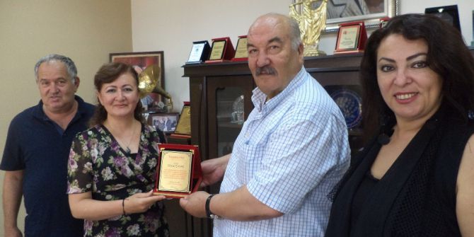 Yenikent Muhtarı Nazik’ten İş Adamı Çatak’a Teşekkür Plaketi