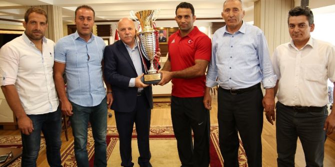 Kırkpınar’ın Yıldızı Köseoğlu Başkan Sekmen’i Ziyaret Etti