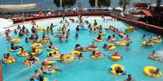 Marmaris’te Sıcak Hava Sahilleri Doldurdu