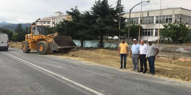 Osmaneli’de Şehir İçi Bölünmüş Yolda Sıcak Asfalt Çalışmaları Devam Ediyor
